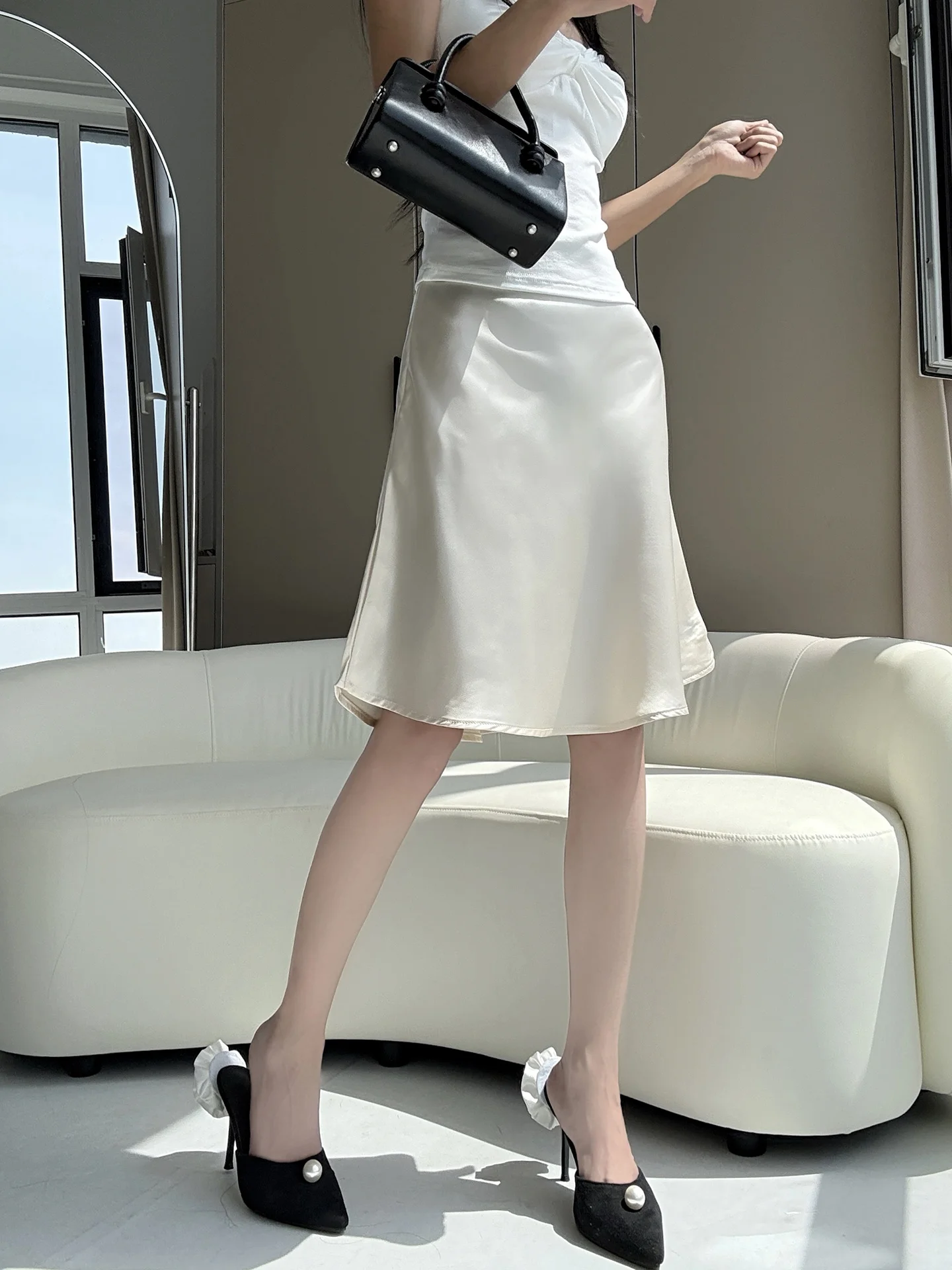 

Glossy Silk Satin Half Skirt Women's High Waist Fish Tail Short Skirt Thin Draping Acetate Material New Summer Style 2026
