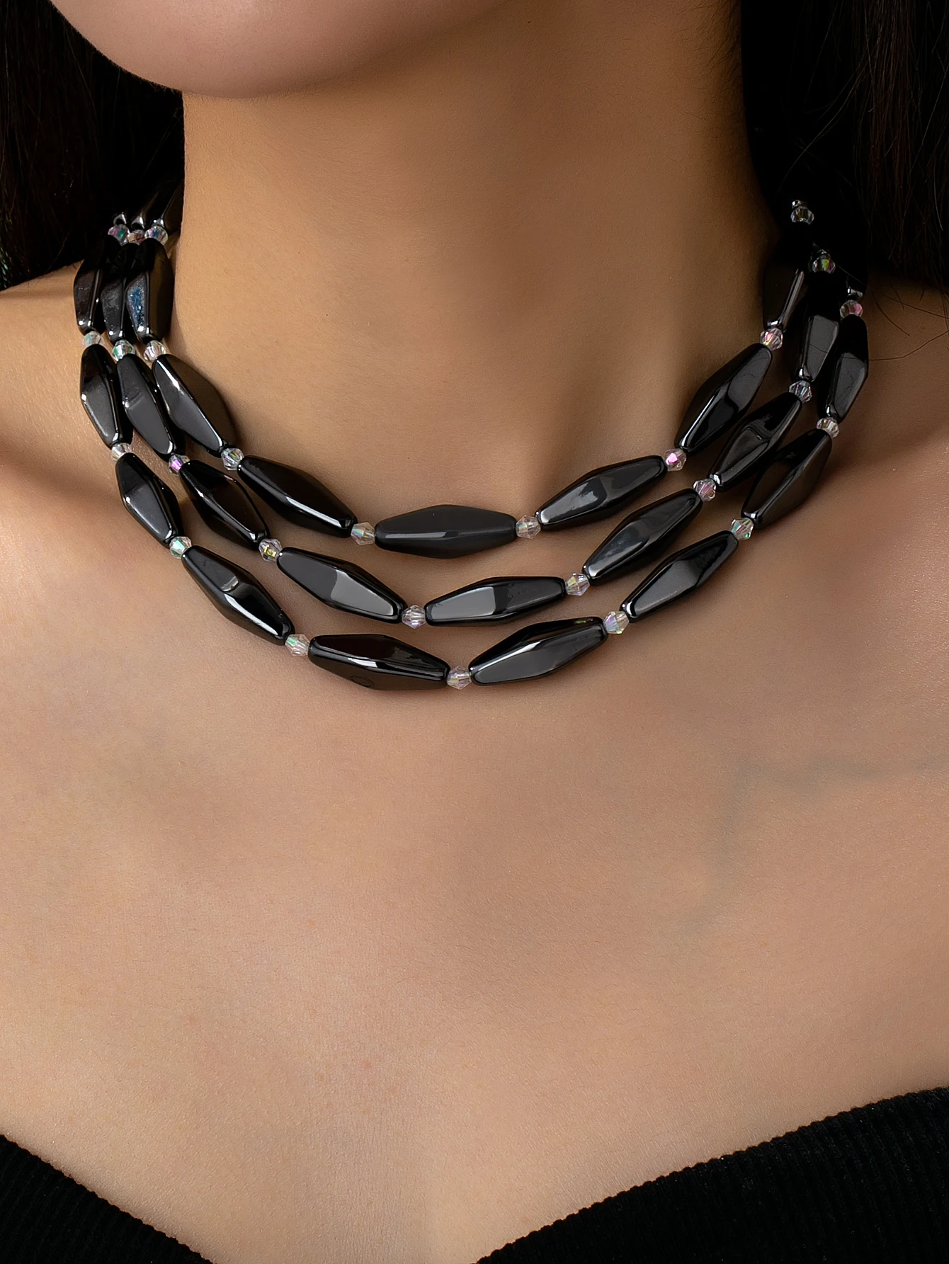 A Stylish and Elegant Minimalist Multi-Layered Women's Necklace, Multi-Layered Matte Black and Gray Rhombus Beaded Necklace, a Women's Accessory Suitable for Evening Parties, Office Work, Dates, Daily Commuting, and Light Social Occasions