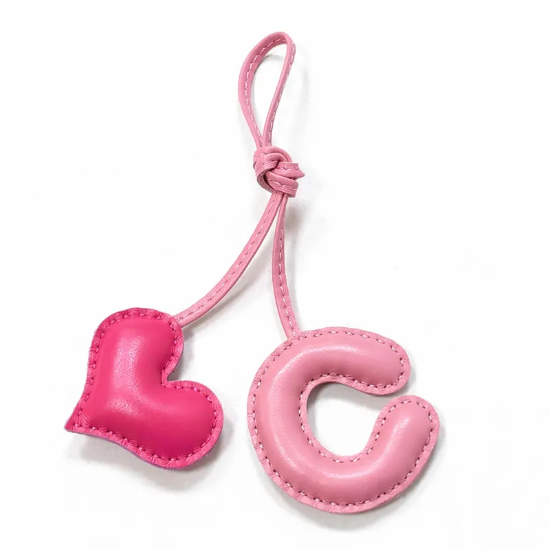 Llavero con colgante de piel de oveja auténtica para coche, accesorio con letras en inglés C y corazón, alfabeto, bolso, novedad