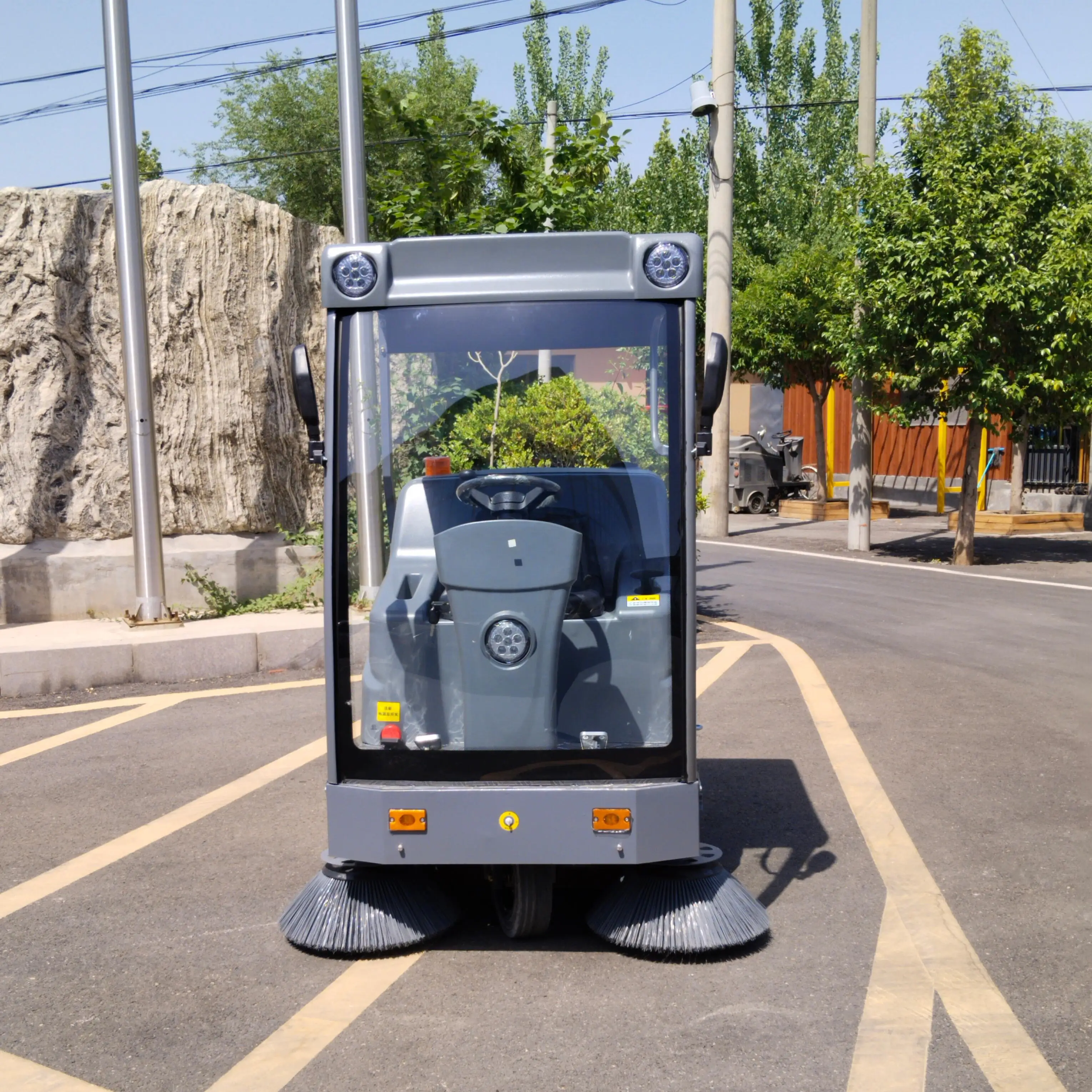 Customized Construction Road Sweeper Motor 495kg 1 Year Warranty Made Dimensions For Indoor Outdoor Use