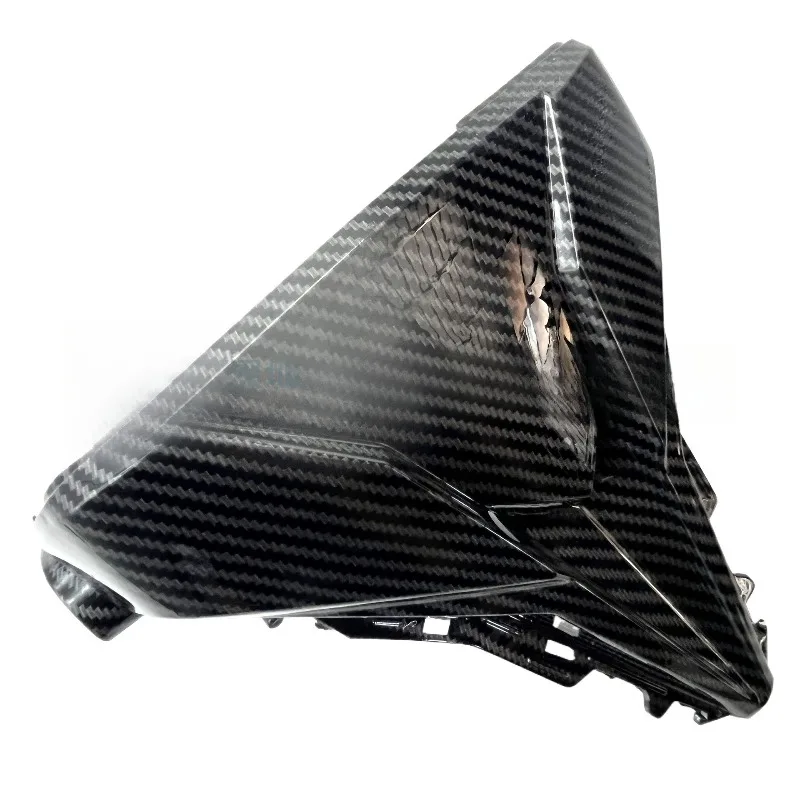 

2 комплекта передних панелей капота с узором под карбон (17-18), модифицированных с защитными элементами.