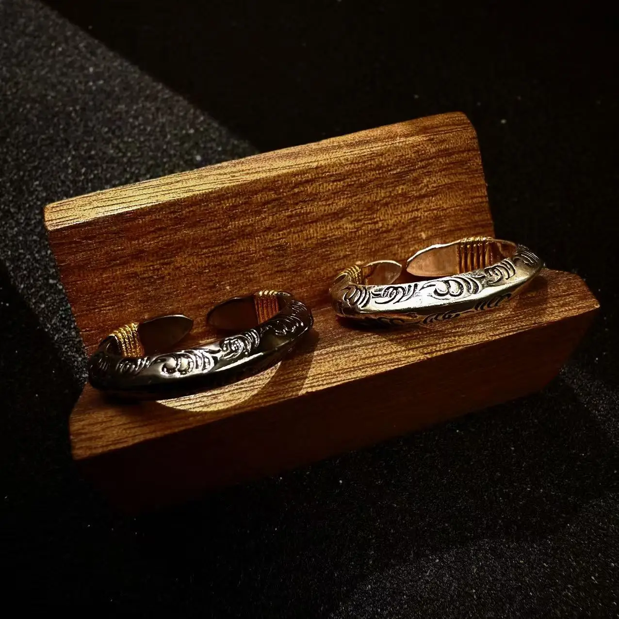 Retro-Tang-Gras-Muster Speerspitzen-Verstellbarer Offener Ring für Männer, Versilbertes Messing, Punk-Gothic Edgy Schmuck-Accessoire, Geschenk – Detail 2