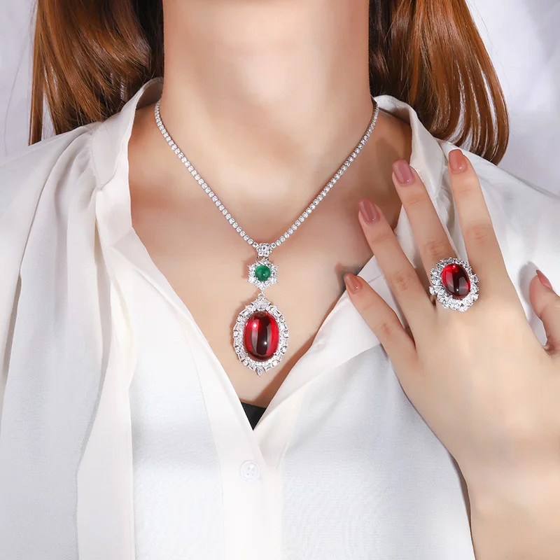 

Комплект ювелирных изделий: кольцо и кулон из золота 18 карат с инкрустацией платиной PT950, модель «Анкер», простой стиль, с рубином цвета «голубиная кровь»