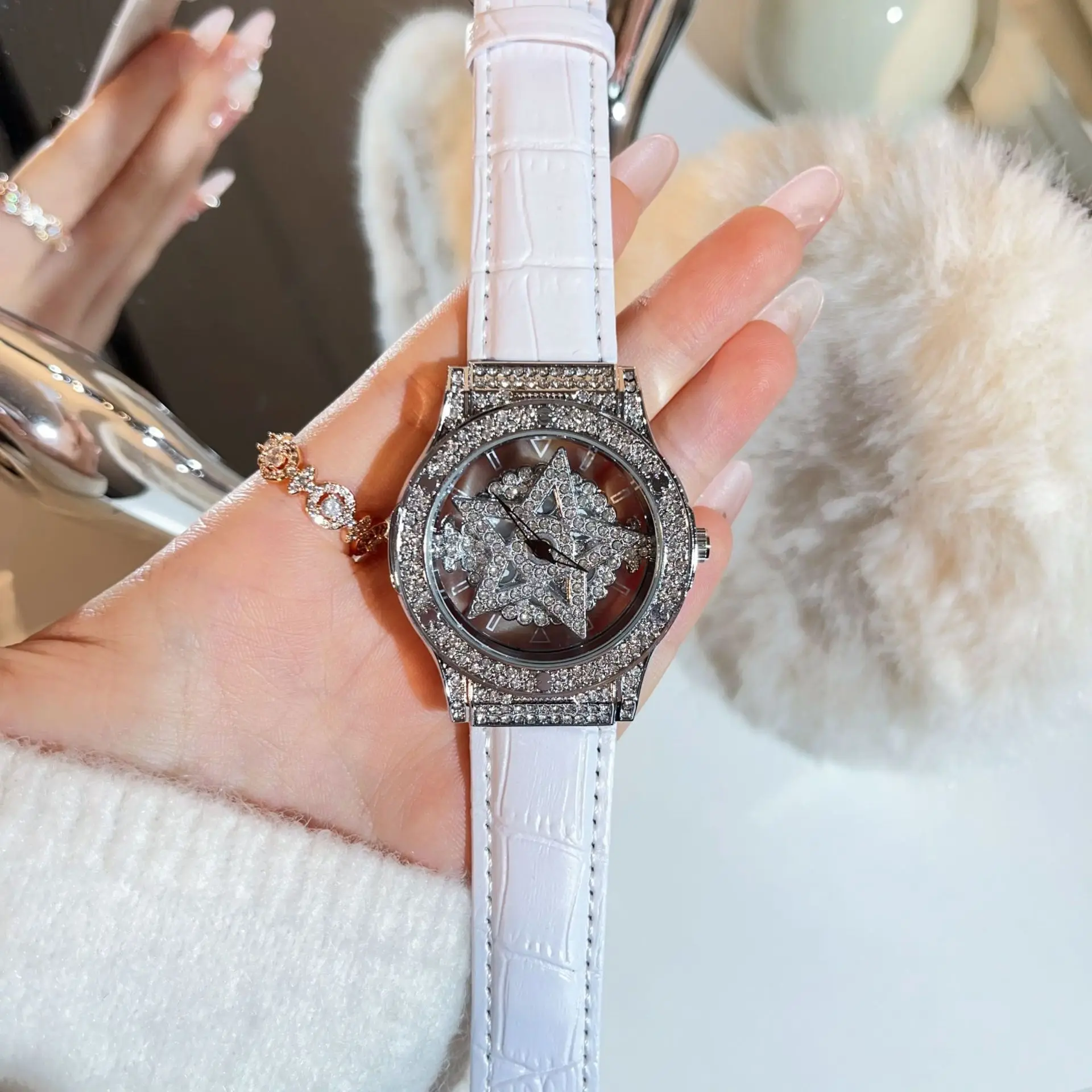 ساعة كوارتز نسائية مستوحاة مرصعة بالألماس المتلألئ، ساعة نسائية أنيقة بحزام جلدي أبيض