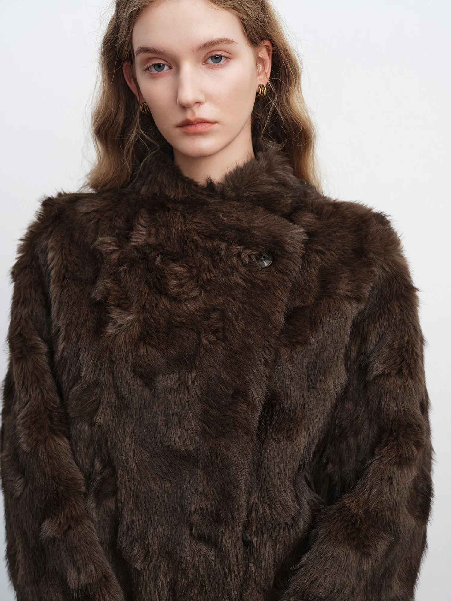 ZIQIAO Brown Faux Fur Coat for Women New Winter Style for 2025 Thickened Fur Coat Overlapping Collar Streetwear Commuting Retro