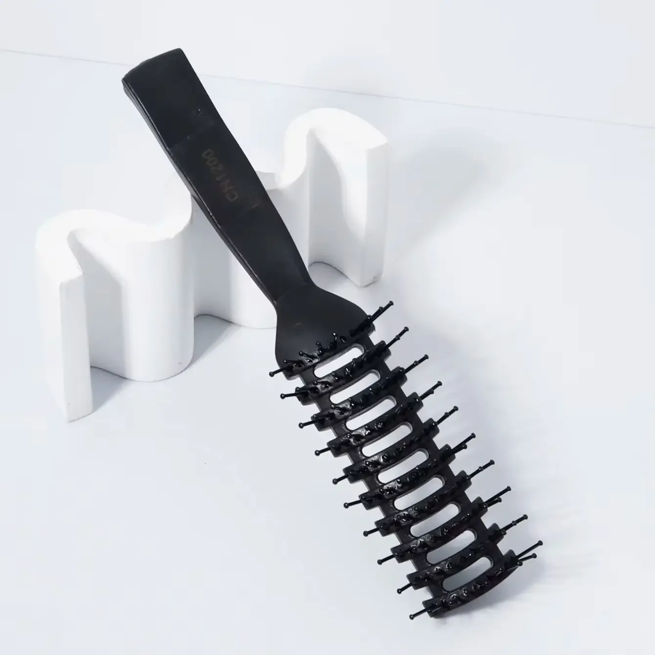 Professional Ribbed Hair Comb – Anti-Tangling & Anti-Static Massage Comb for Curly Hair, Styling Tool for Real Hair Wigs view 4