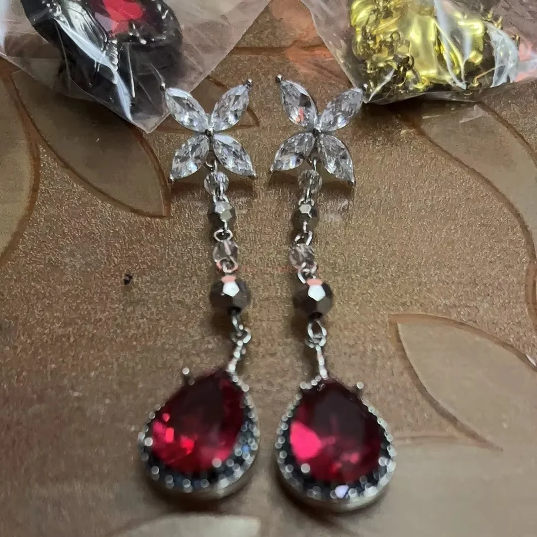 Disponibile Anime Love And Deepspace Lovebuff Sylus Banchetto Orecchini con gemme rosse Gocce rimovibili Prodotti periferici Compleanno Regalo di Natale