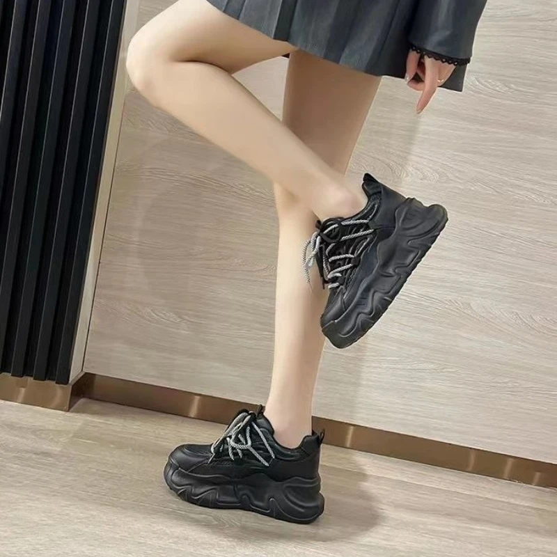 أحذية رياضية نسائية شبكية خفيفة الوزن لصيف 2025 أحذية رياضية كورية قابلة للتنفس للنساء أحذية برباط على الموضة