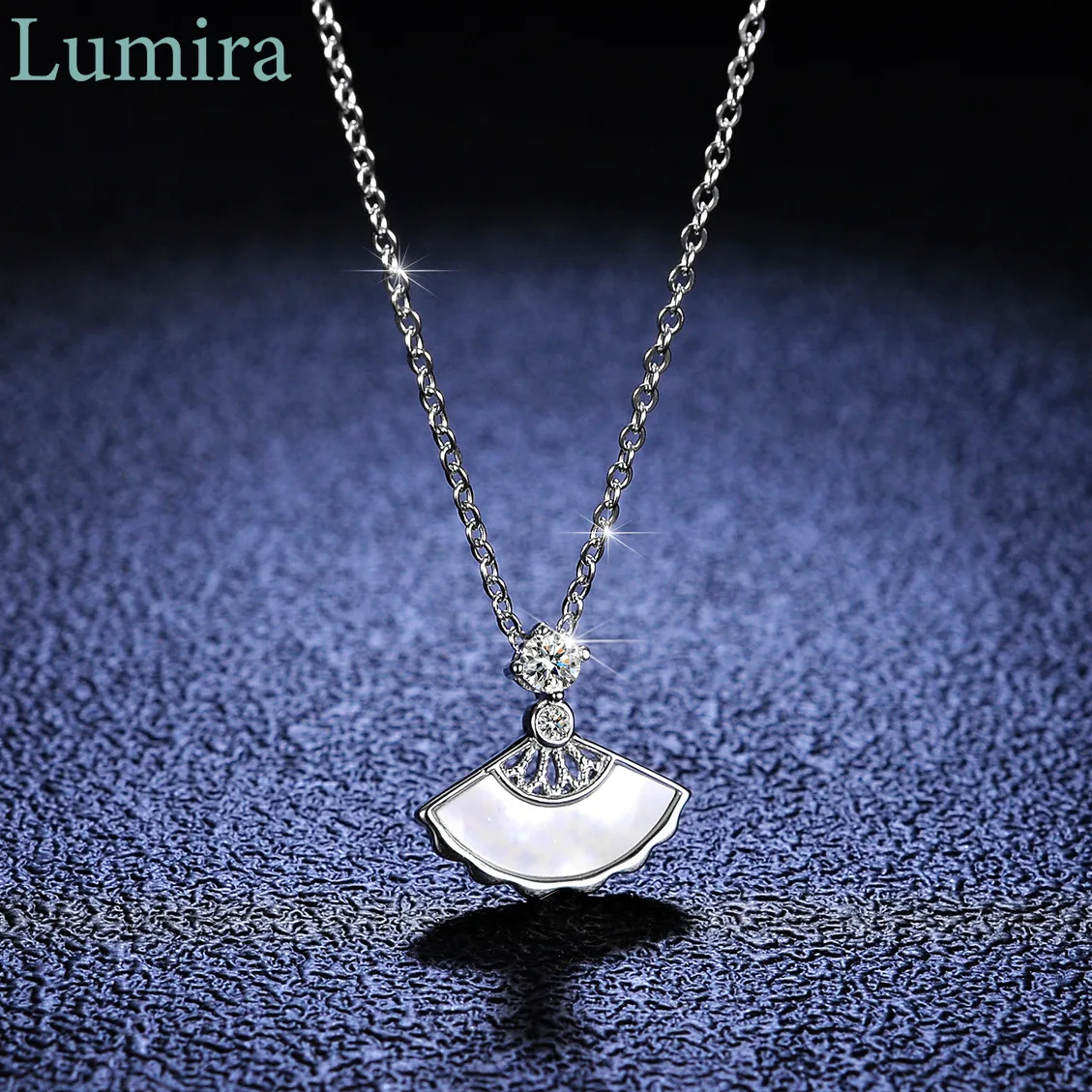 

Lumira Emerald Fan Pendant Platinum PT950 Collarbone Chain Women's Dress 0.1 Carat Moissanite Diamond Necklace Timeless Jewelry
