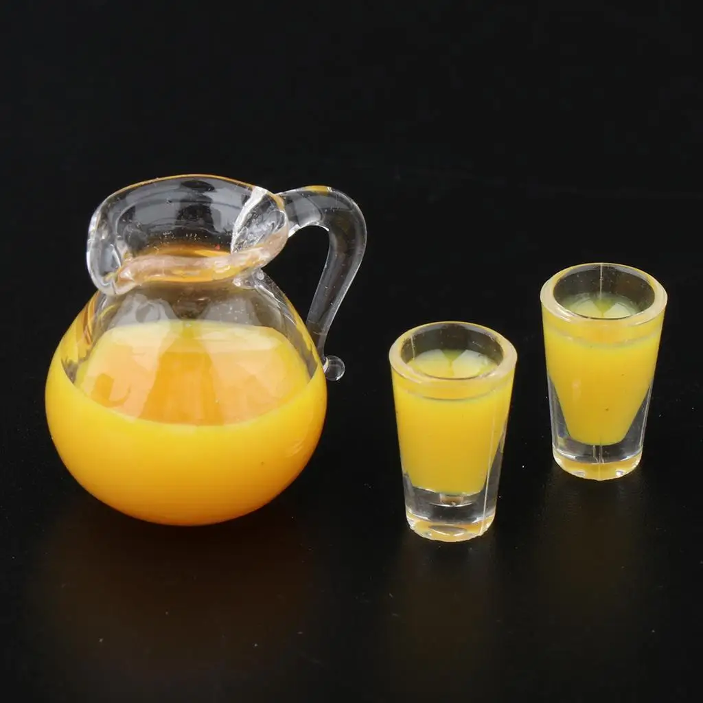 Miniatuur glazen drinkflessen kopjes met melk/sapmodel 1/12 poppenhuiskeuken