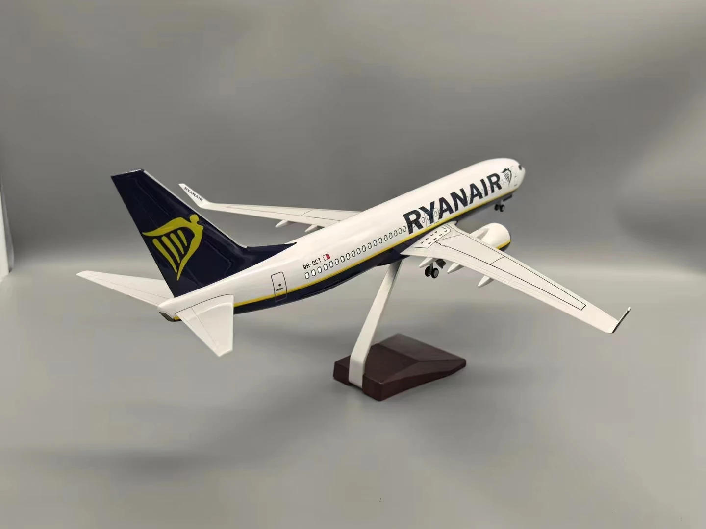 1:85 skala 47cm 737 Model pesawat Ryanair Irlandia B737-800 Model pesawat Resin Die-Cast dengan lampu LED