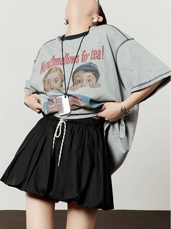 

Новый летний женский комплект: футболка с ретро-принтом и свободная черная юбка. Повседневный костюм-двойка для взрослых.