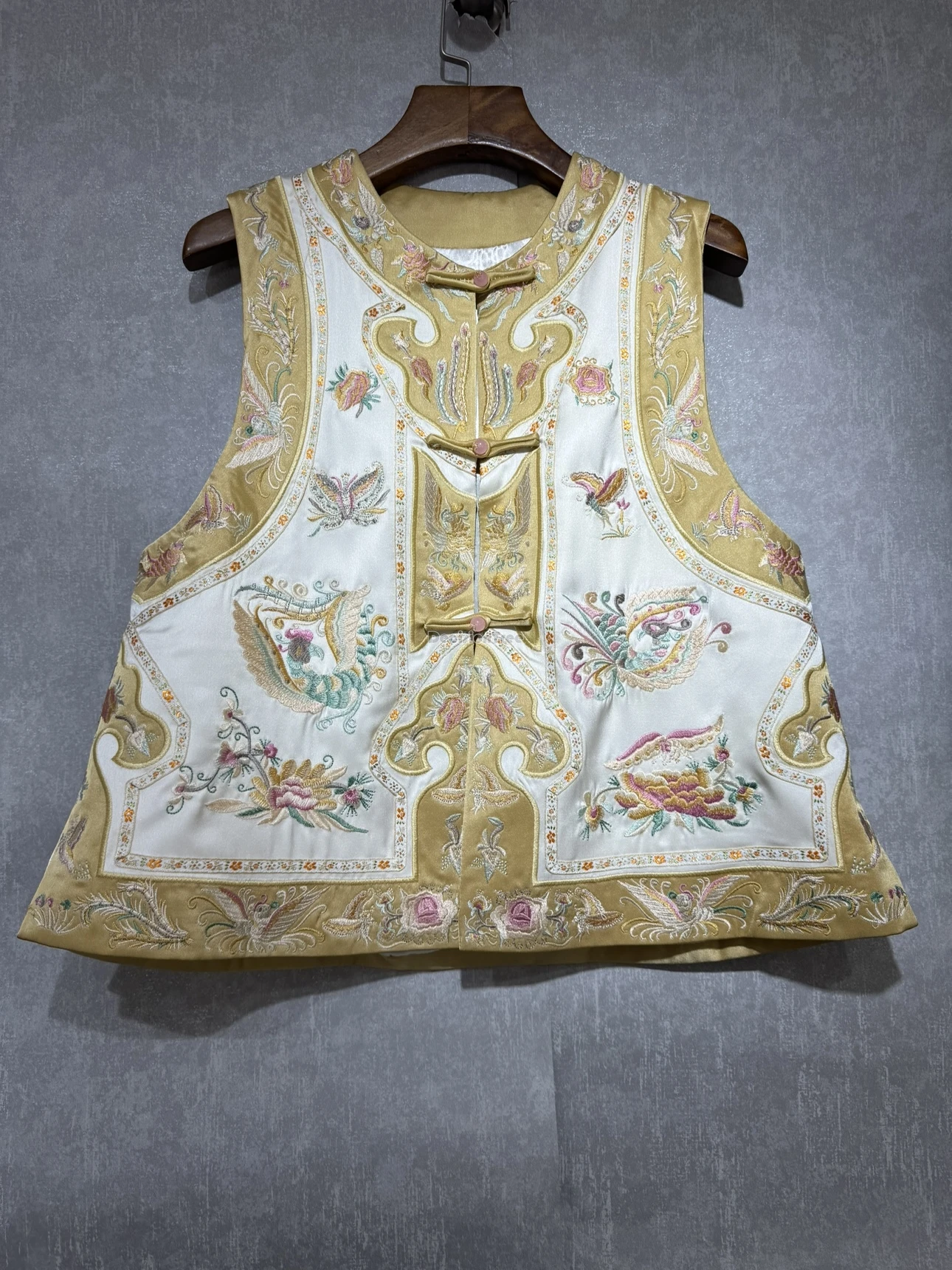 

2025 new chinese national ancient style women embroidered sleeveless tang suit vest women spring loose retro cheongsam vest top