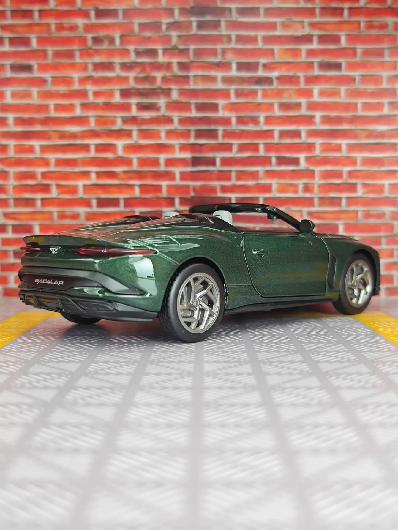 

1:32 модель автомобиля из сплава Bentley Mulliner Bacalar, двери с обеих сторон, которые можно открыть насыщенные детали, тонкая работа