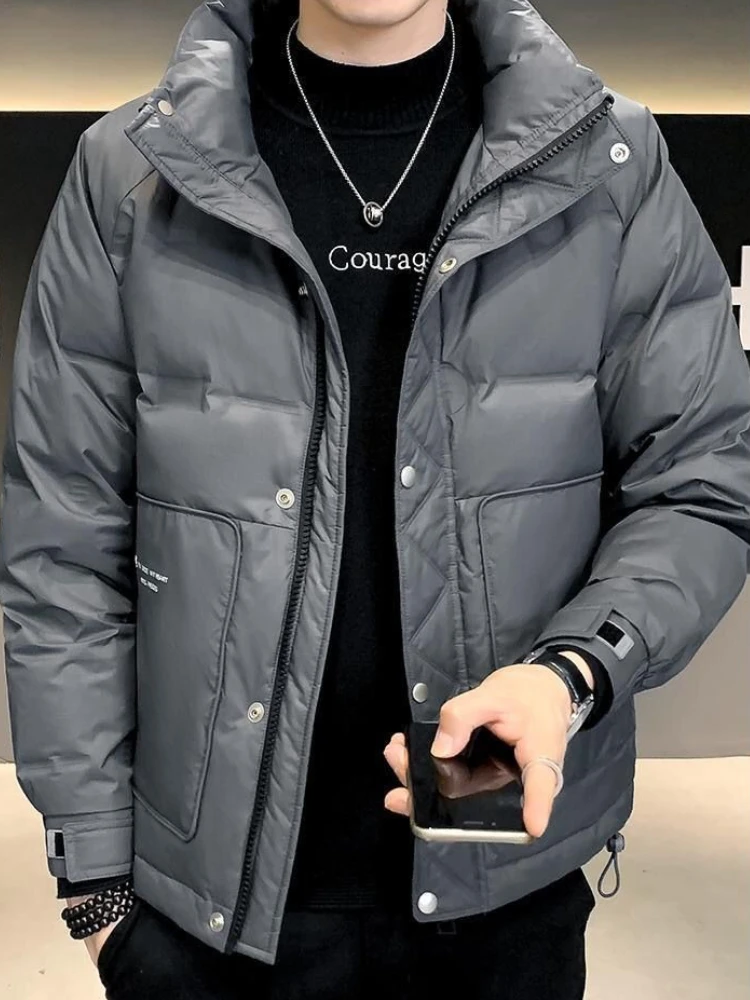 

​ Мужское зимнее пуховое пальто премиум-класса 2025 года, утепленное теплое короткое пальто с капюшоном в корейском стиле, модная верхняя одежда ​