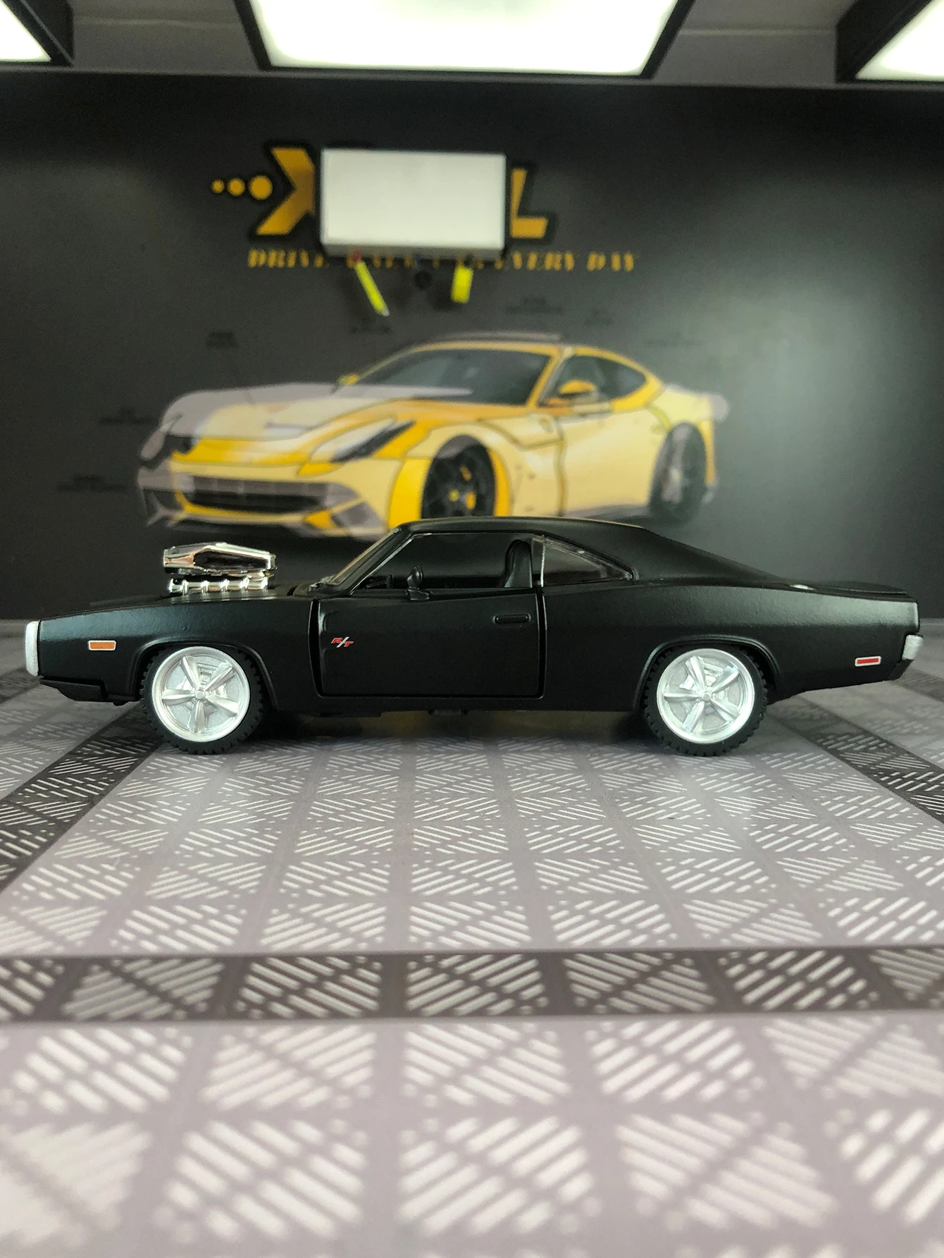 Rastar 1:36 simulação liga de zinco carregador de cunha RT 1970 modelo de carro, ornamento estático, carro de presente colecionável de metal