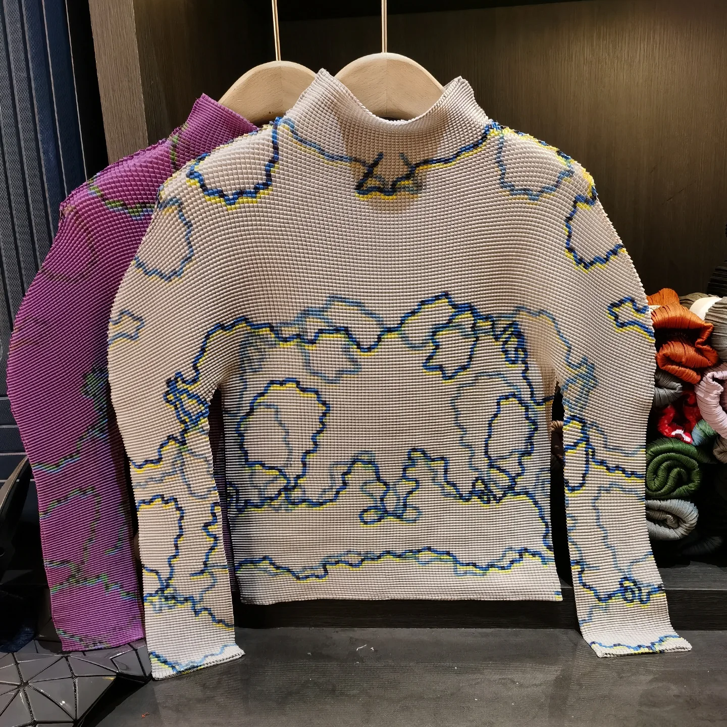 

Miyake Pleated Collision Lines Stand-up Collar Corn Kernel Long-sleeved T-shirt New Japanese Design Sense of Print Pleated Tops