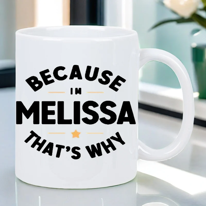 

Изолированная керамическая кофейная кружка с дизайном «Because I'm Melissa That's Why» — многоразовая белая кружка с черными надписями и звездами
