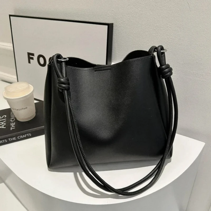 Koreanische Version der Pendler-Tasche mit großer Kapazität für Damen, Leder-Umhängetasche für Frauen, einfarbige Tragetaschen – Detail 10