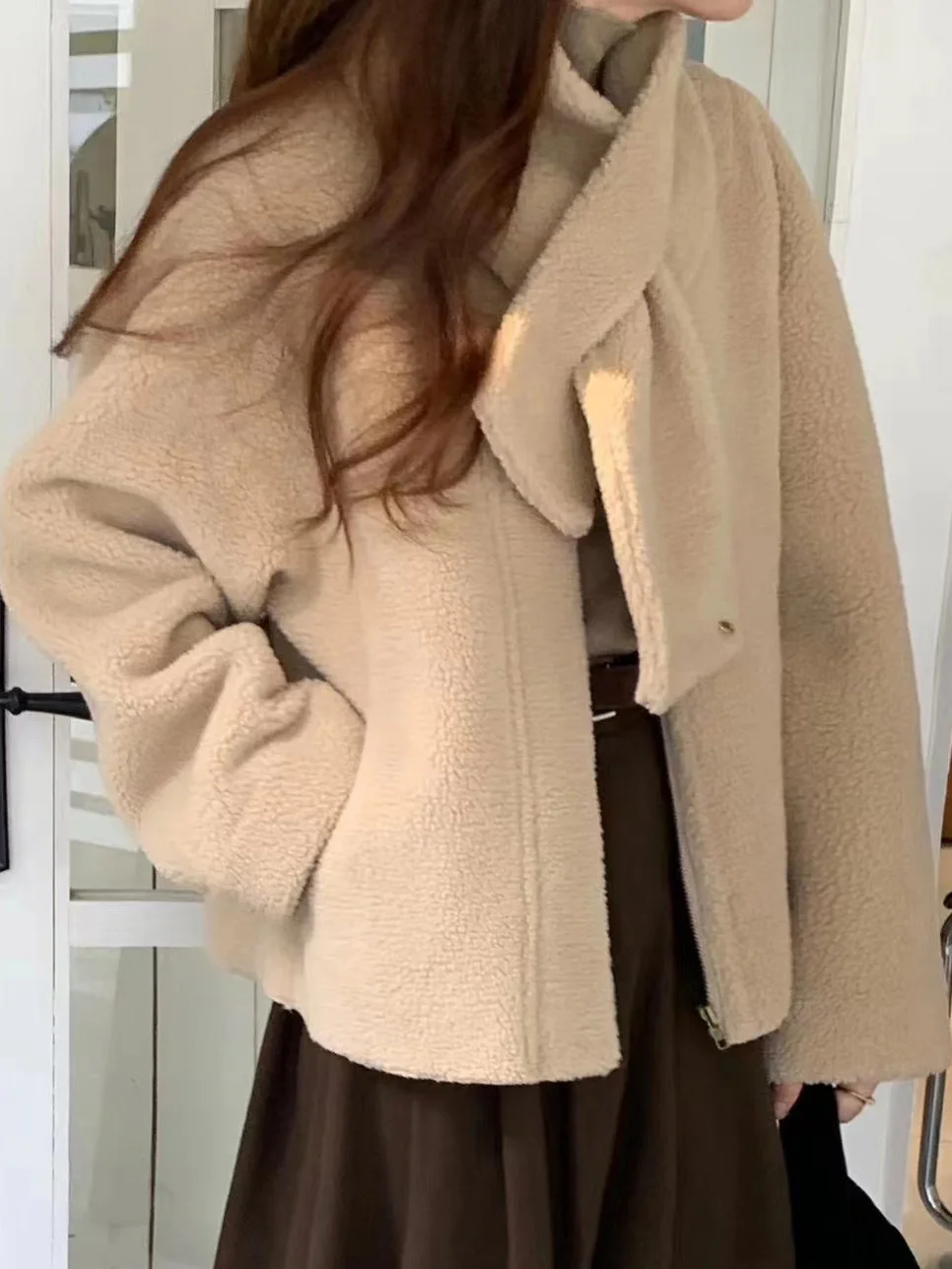 معطف فرو خروف دافئ رائع للنساء طقم ملابس شتوية أنيقة مع وشاح كوري فضفاض مناسب بسحاب للإغلاق #1