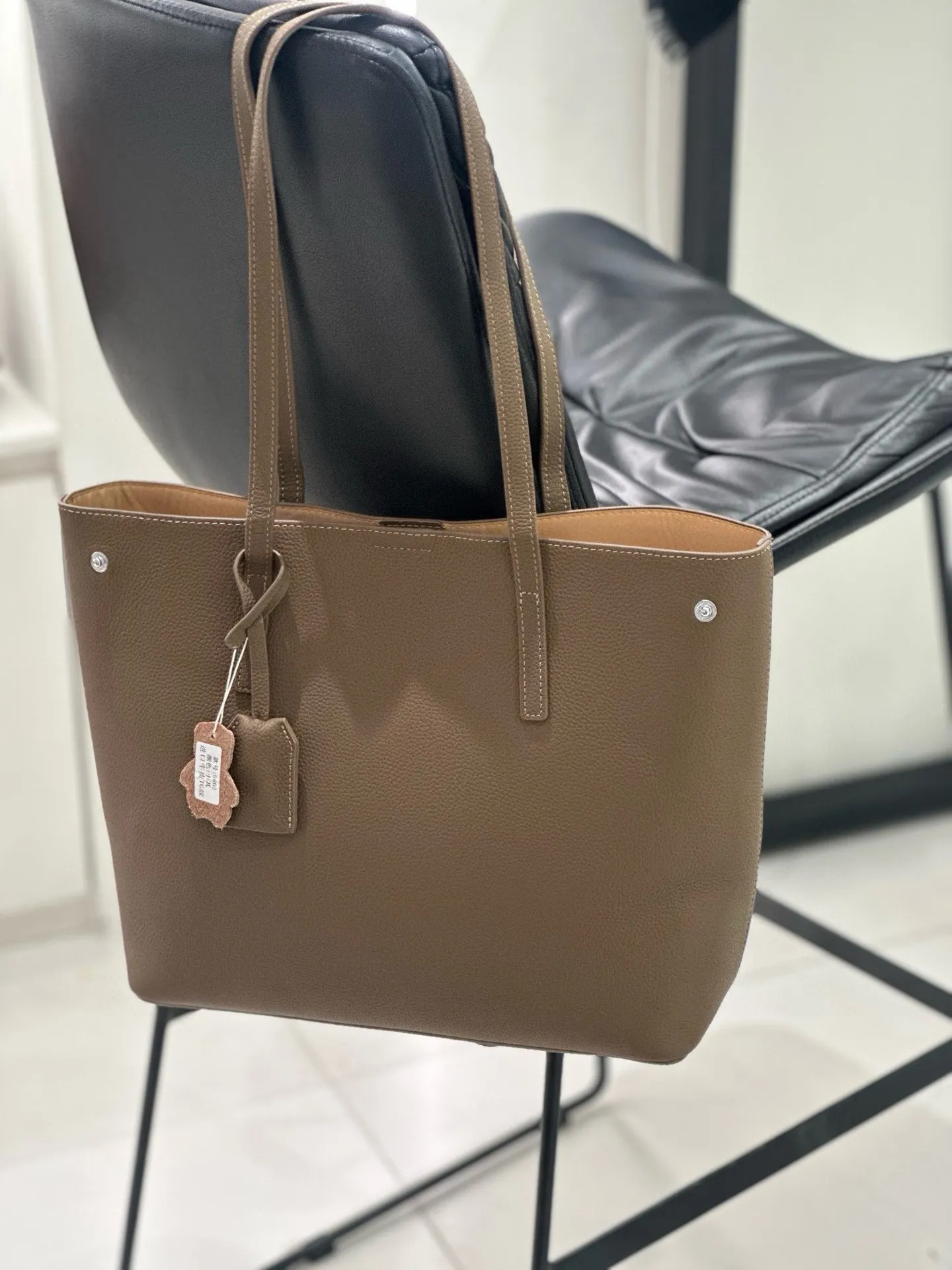 

Сумка из натуральной кожи, новинка 2024 года, классический дизайн, первый слой из воловьей кожи, большая вместительная сумка для покупок, простая пригородная сумка на плечо