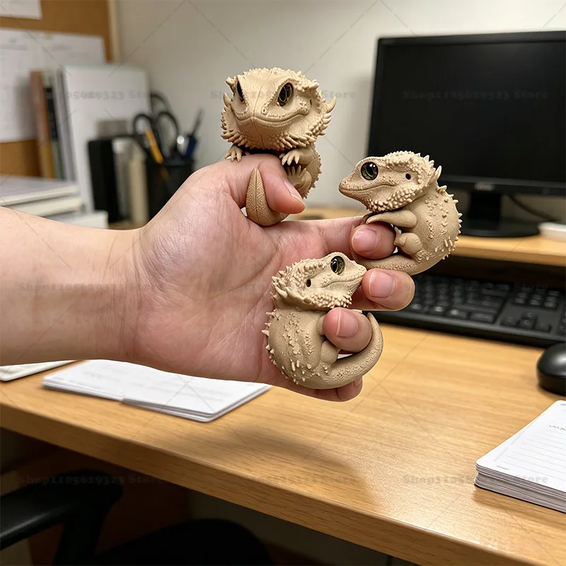3D Printed Fidget Hand Lizard Figurine, Cute Mini Lizard Finger Puppet, Realistic Reptile Desktop Ornament Stress Relief Gift