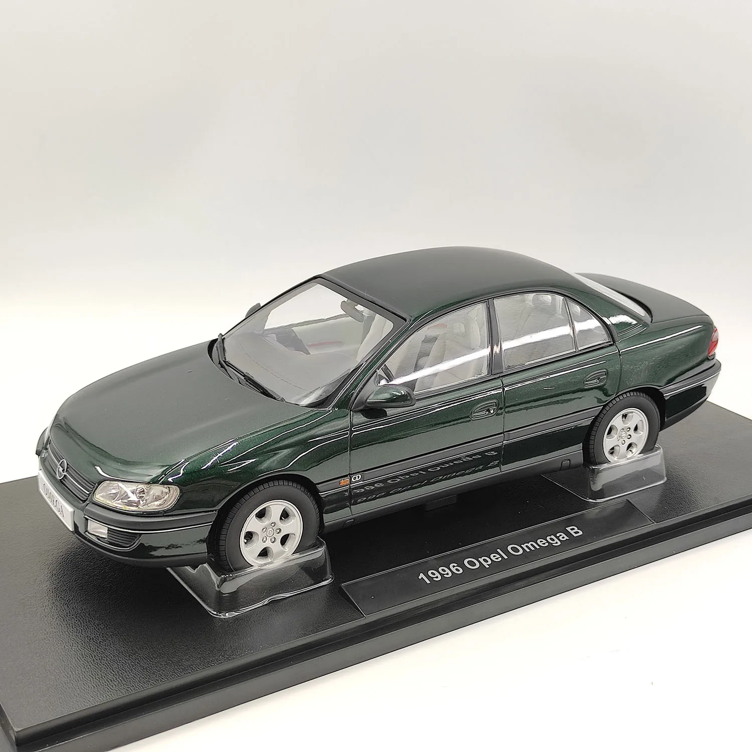 

Flaws 1:18 1996 Opel Omega B Alloy Car Model