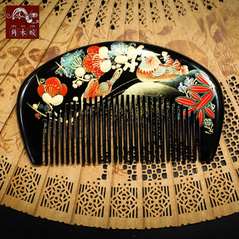 

Расческа для массажа и укладки волос ручной работы, расписанная вручную, в форме рогатой стрекозы, из лакированного самшита.