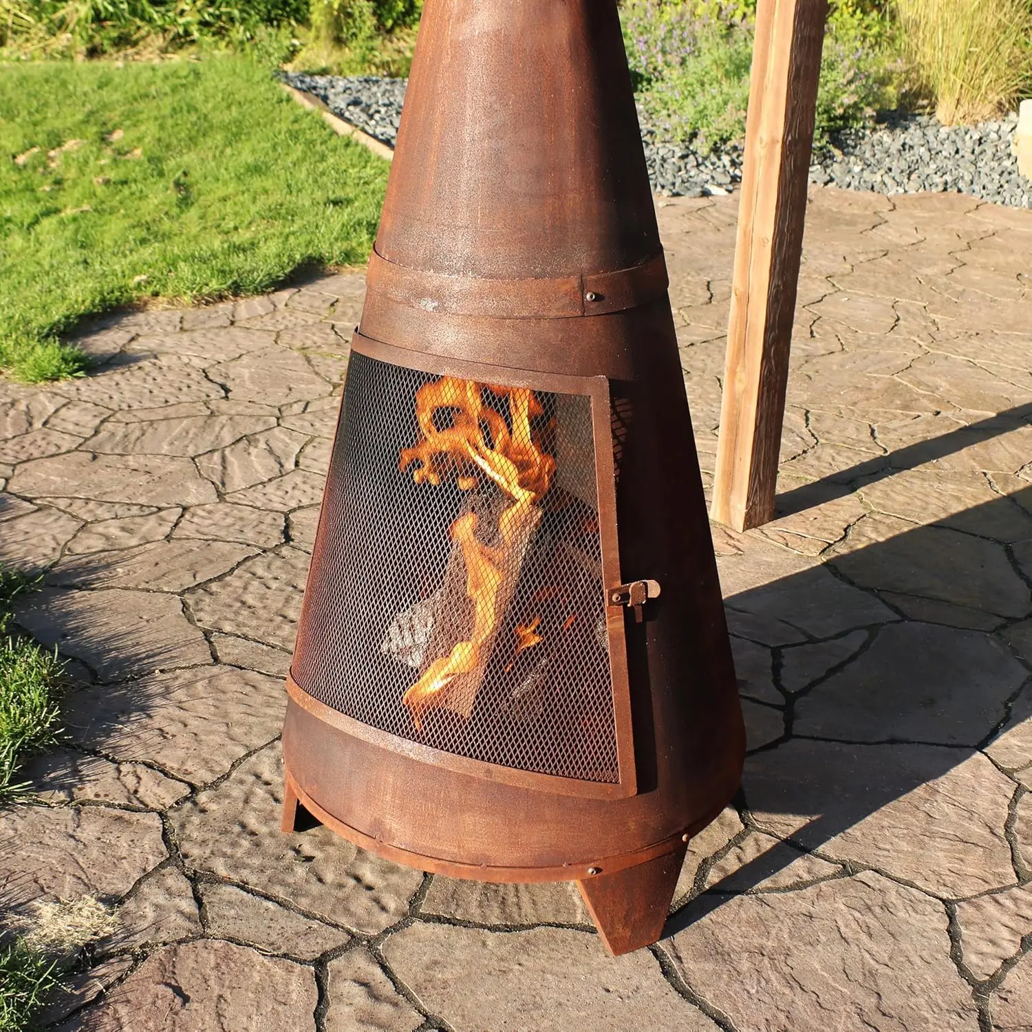 Chiminea de aço resistente rústico de 70 polegadas com tampa de chuva e tela de faísca de malha - acabamento patina enferrujada