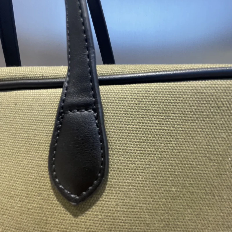 Sacos de lona de grande capacidade para mulheres bolsas de designer de luxo e bolsas 2024 novo na caixa inferior rebite decoração alça superior bolsa de ombro de pano nas axilas alta qualidade Frete grátis Envio rápido