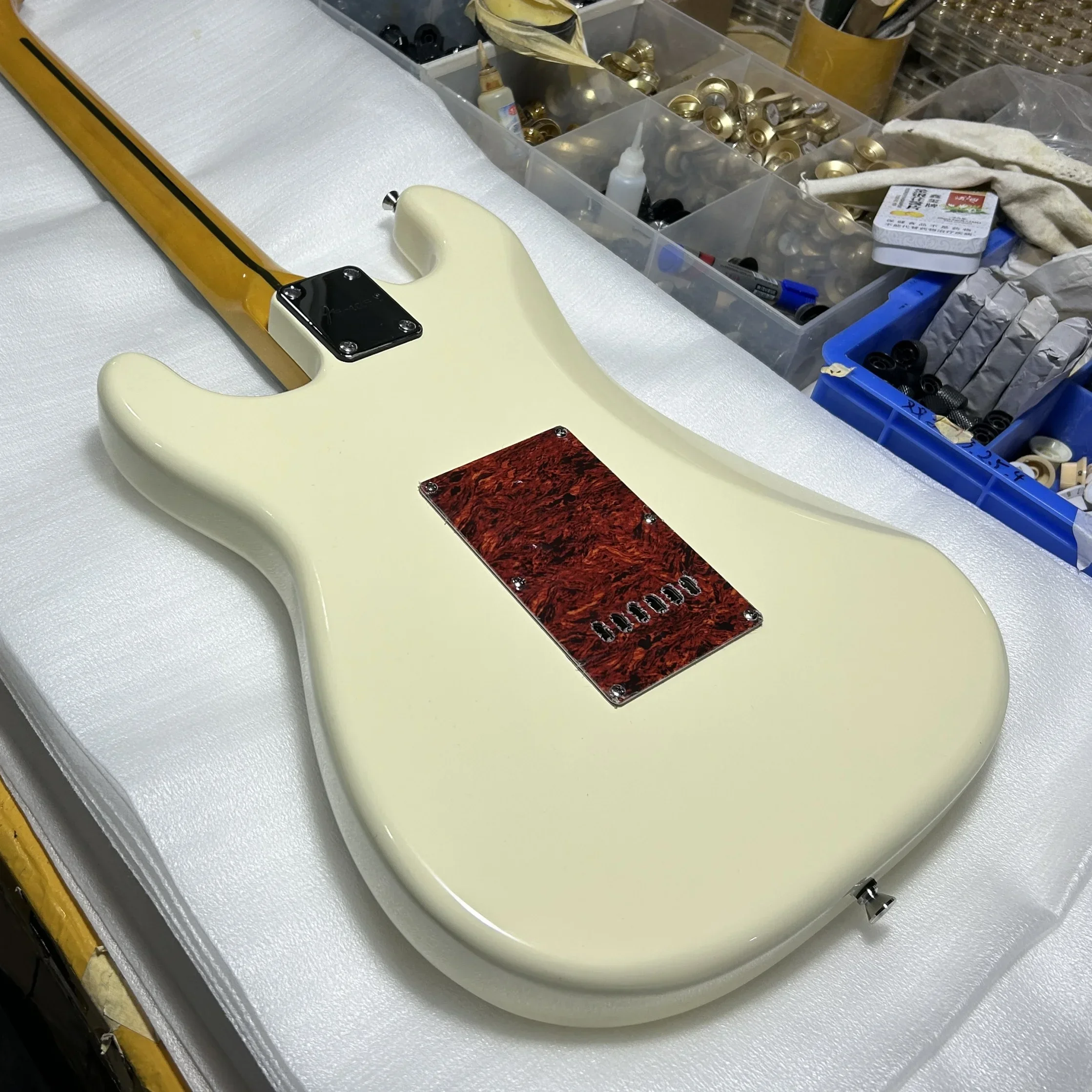 FEN Mlik Yellow ST E-Gitarre, Griffbrett aus Roosewood, Korpus aus Erle, rote Schildpattschützer, 22-Ton-Position, gute Klangqualität