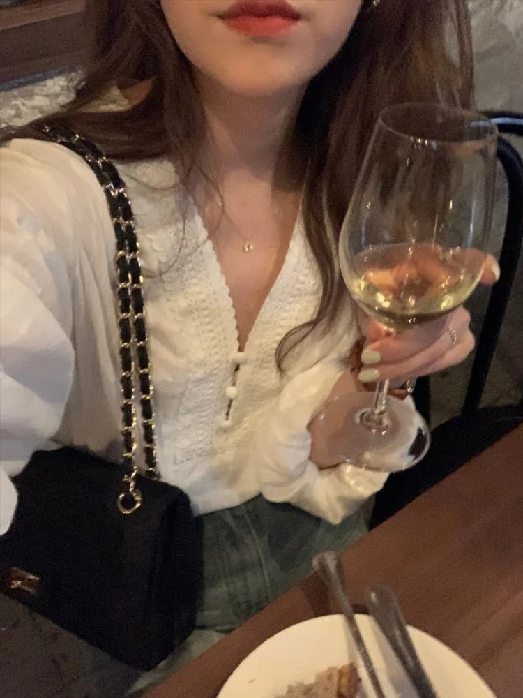 2025 French Sle Loose V-Ausschnitt Spitze Bottoming Shirt Damen Herbst Western Sle Small Shirt Schlank aussehend