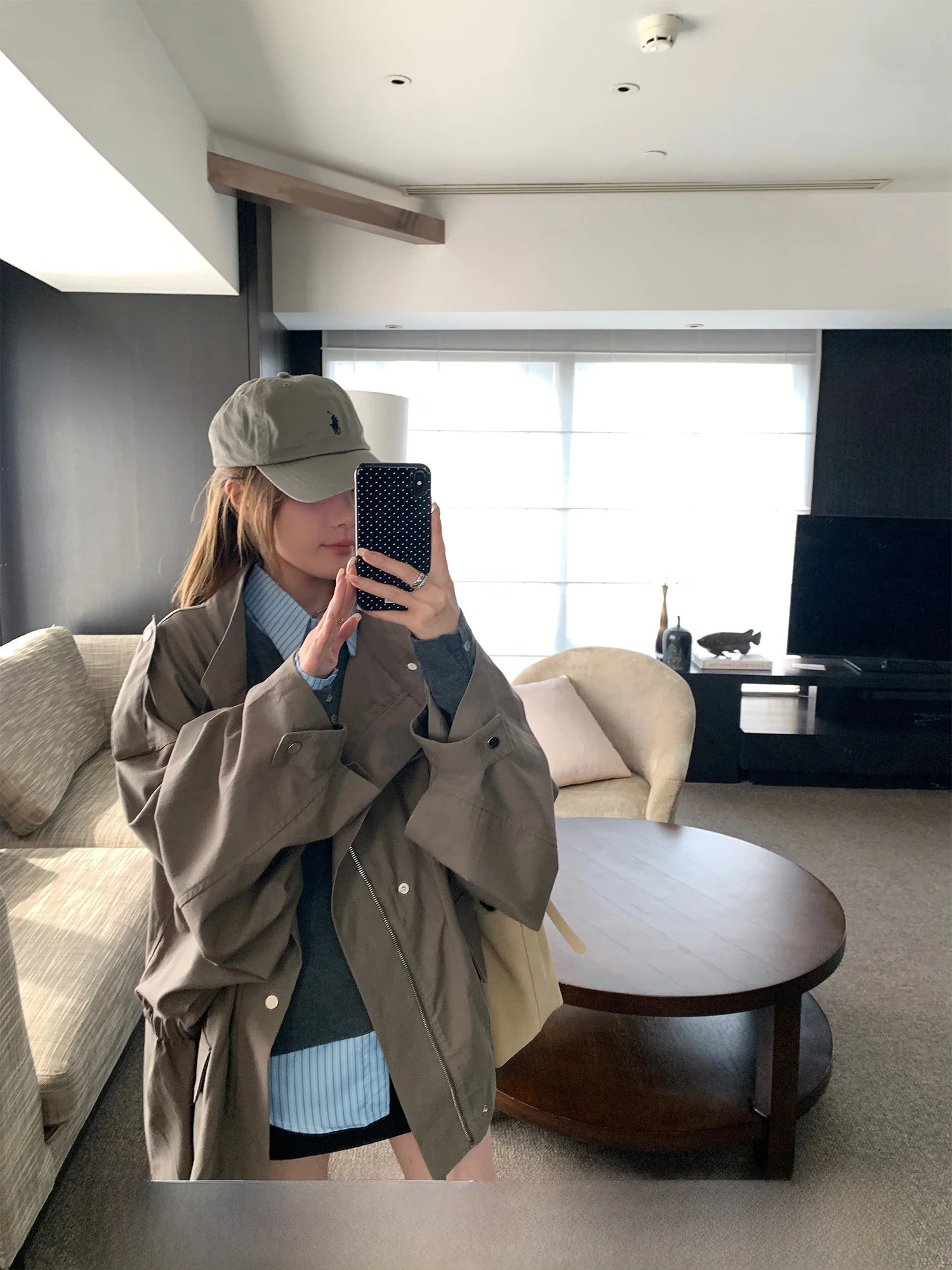 

Свободная рабочая ветровка женская весна 2026: новая модель, стройнящее пальто средней длины с длинными рукавами, на молнии, однотонное