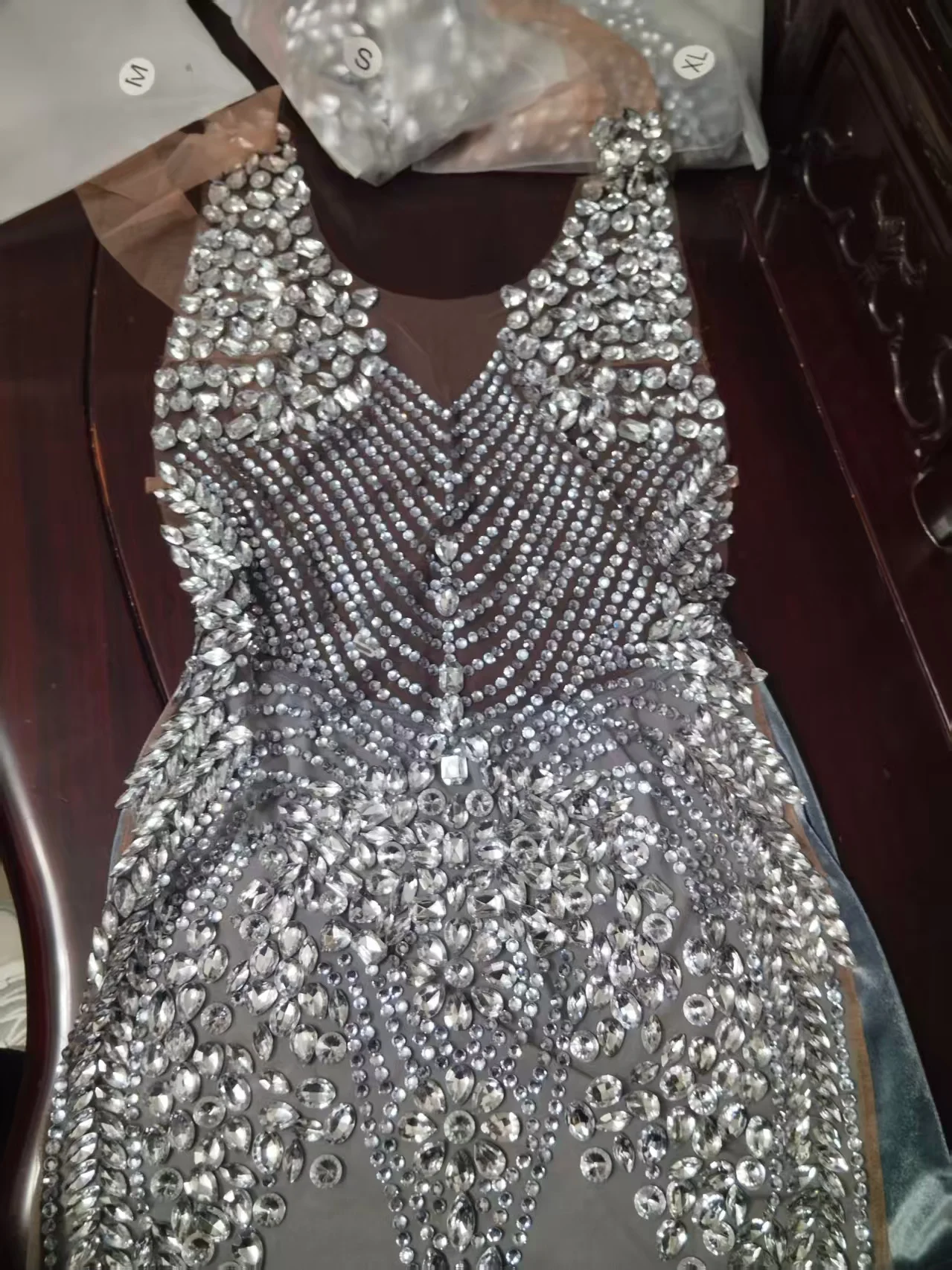 ชุดราตรีหรูหราประดับมุกและคริสตัล  ชุดมินิเดรสแบบผูกคอ  ชุดปาร์ตี้วันเกิด  ชุดออกงานกลางคืน