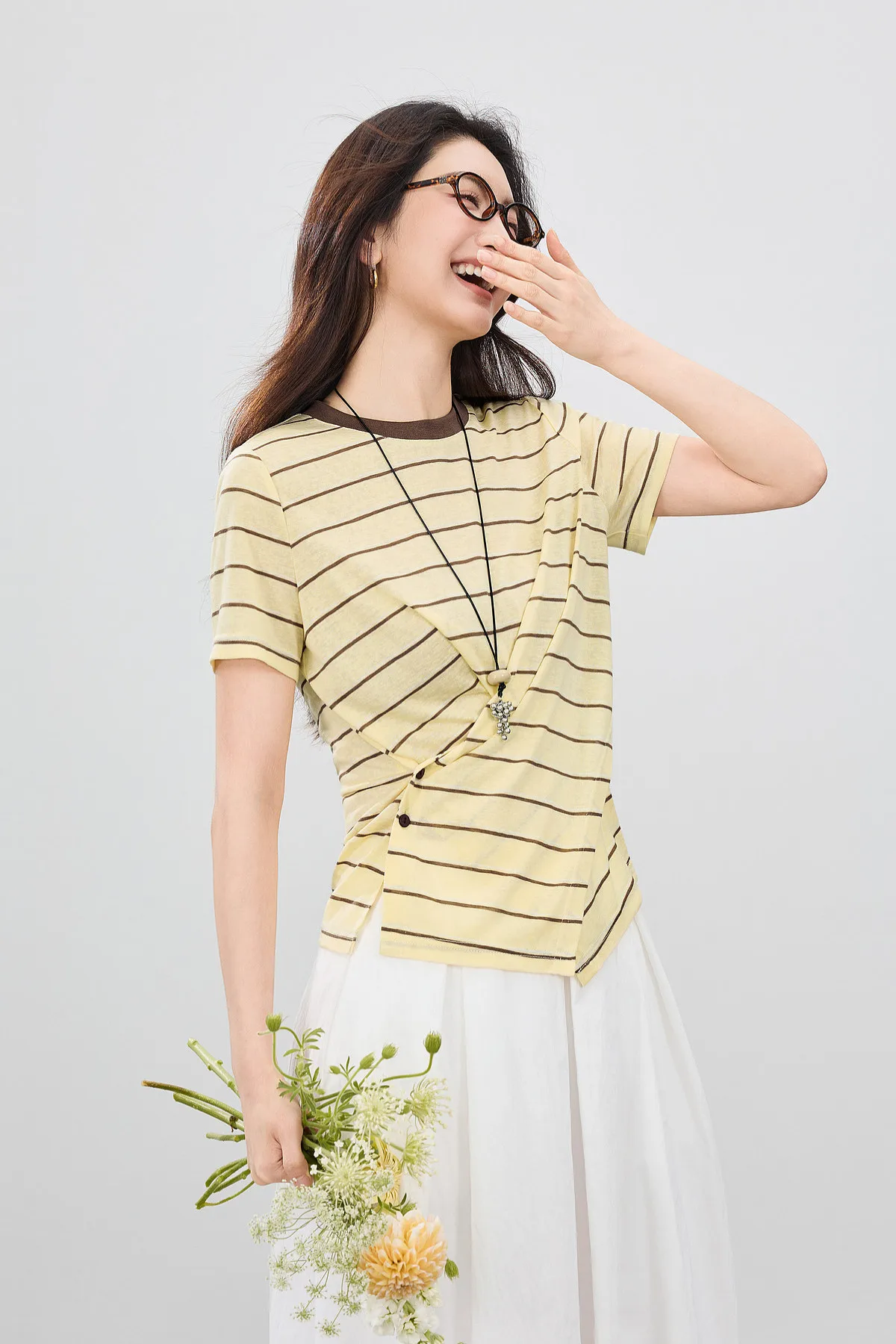 SENTUBILA Damen-Strickoberteil mit Rundhalsausschnitt und Kontraststreifen, Sommermode 2026, kurzärmeliges T-Shirt mit Twist-Front-Schlitz und Knöpfen Q62TC7208 – Detail 16