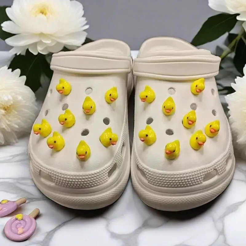 Conjunto completo de dijes de zapatos con agujeros para niñas, gran oferta, bricolaje, pequeño pato amarillo, diseñador de calidad, decoración de