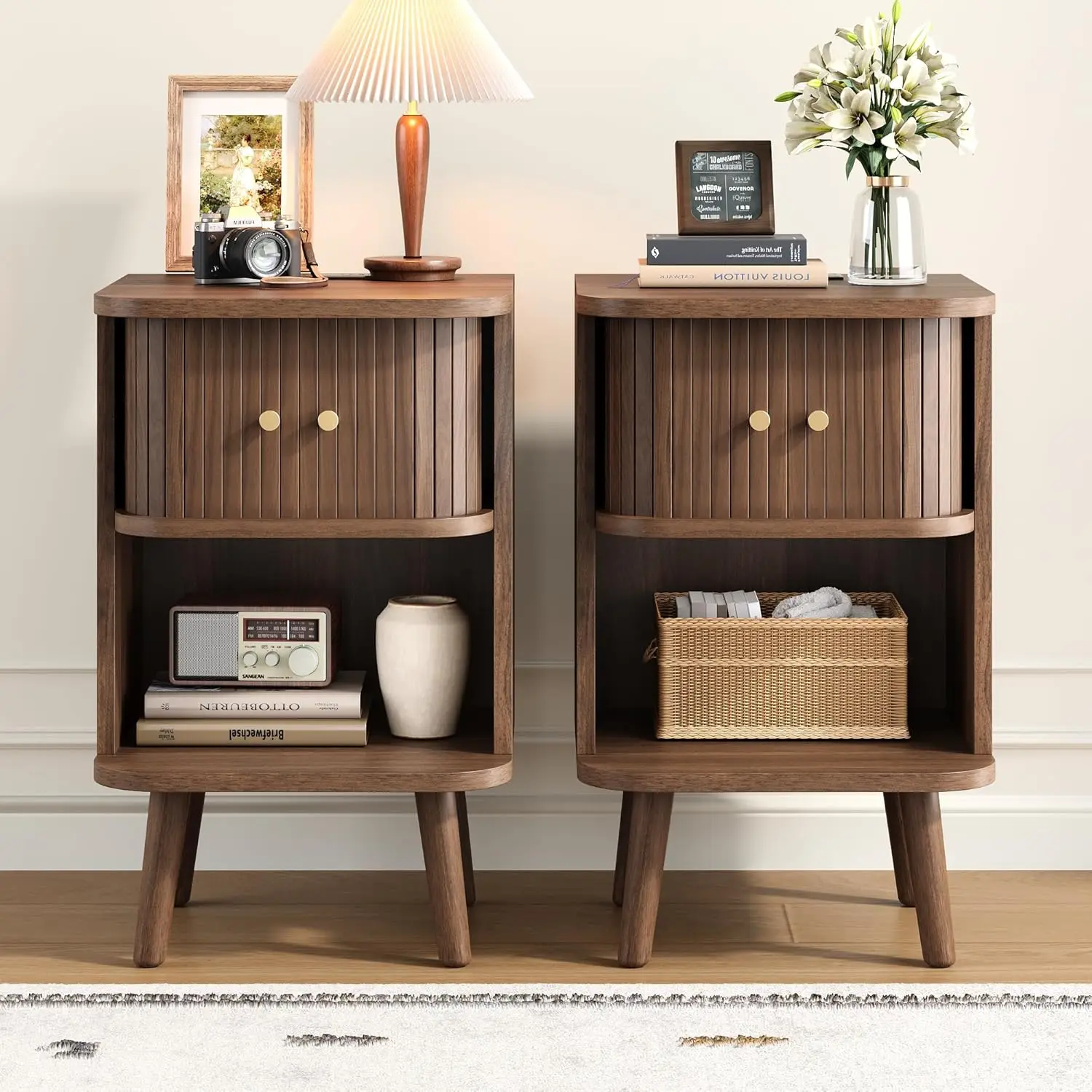 

Комплект из 2 прикроватных тумбочек с рифленой отделкой, в стиле Mid-Century Modern, с зарядной станцией, из орехового дерева, с выдвижными элементами, на заказ