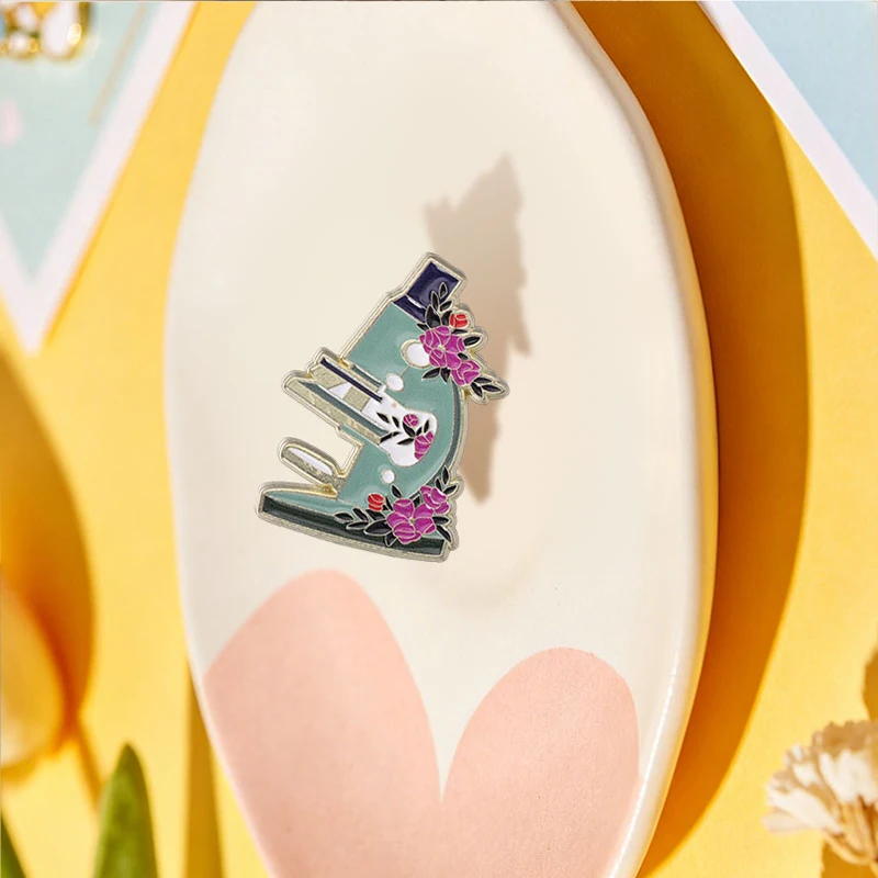 Retro-Mikroskop-Blumen-Emaille-Anstecknadel, wissenschaftliche Vintage-Mikroskop-Blumenbrosche, Rucksack-, Revers-, Hut-Abzeichen, Schmuckgeschenk für Freunde – Detail 10