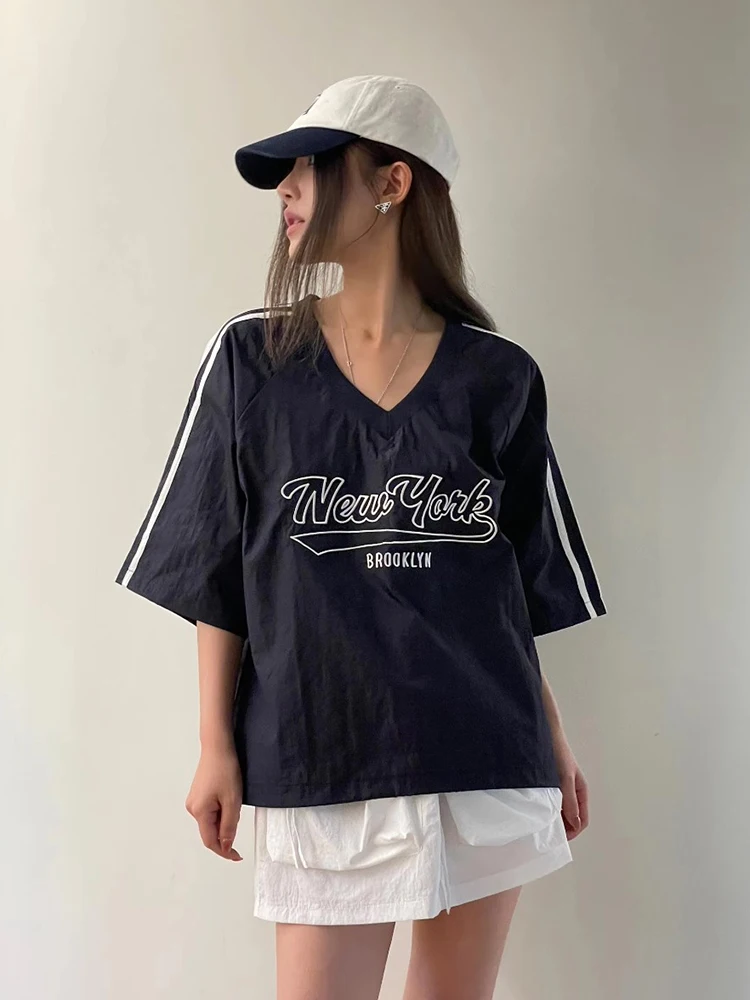 시크한 아메리칸 레트로 브이넥 레터 프린트 플리츠 캐주얼 다용도 스트라이프 반팔 탑 여성 여름 패션 한국 루즈핏