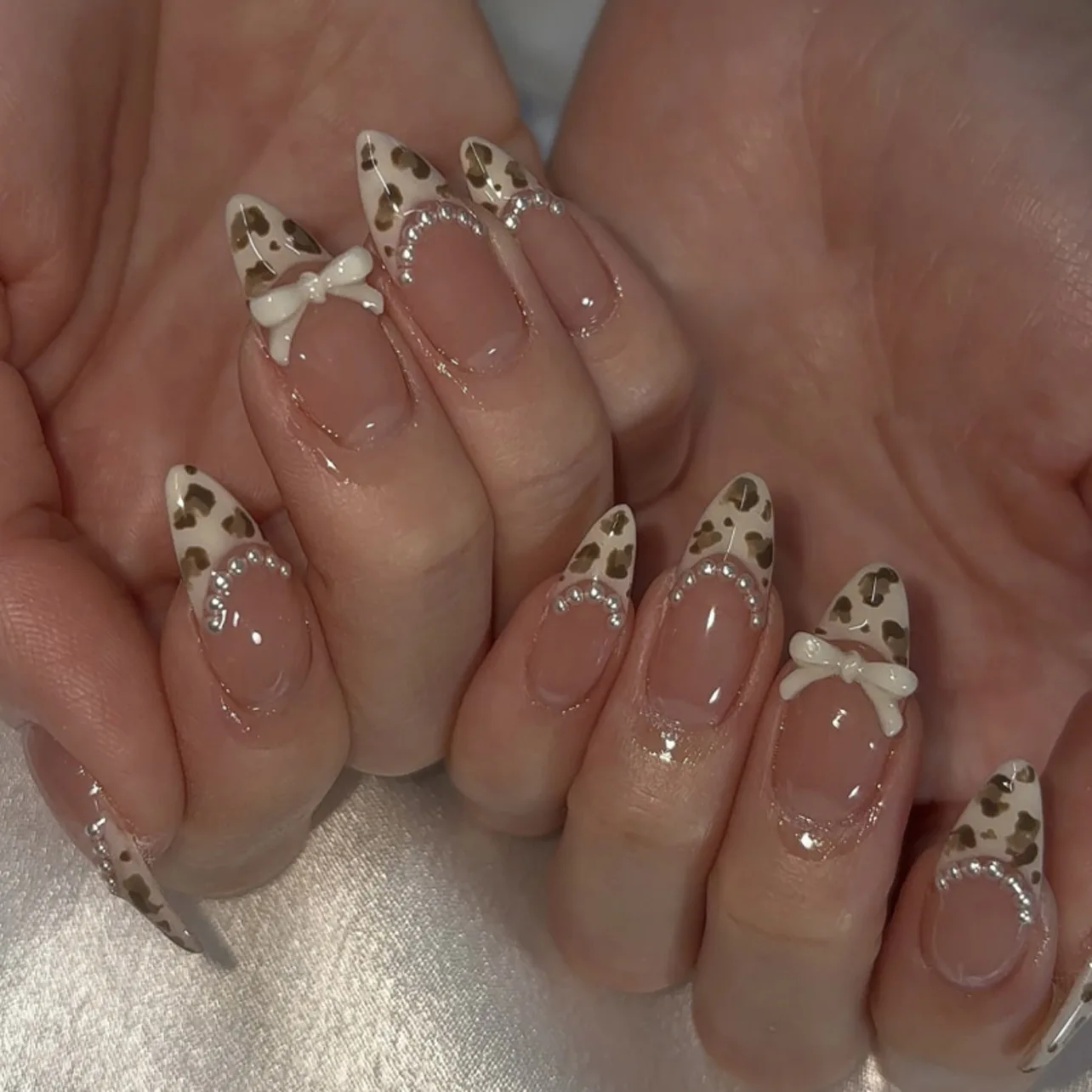 

24Pcs Mid-length Almond Press on Nail Full Cover Leopard Print Nail Art Wearable French Nails Pearl Bow Chain False Nail Sticker