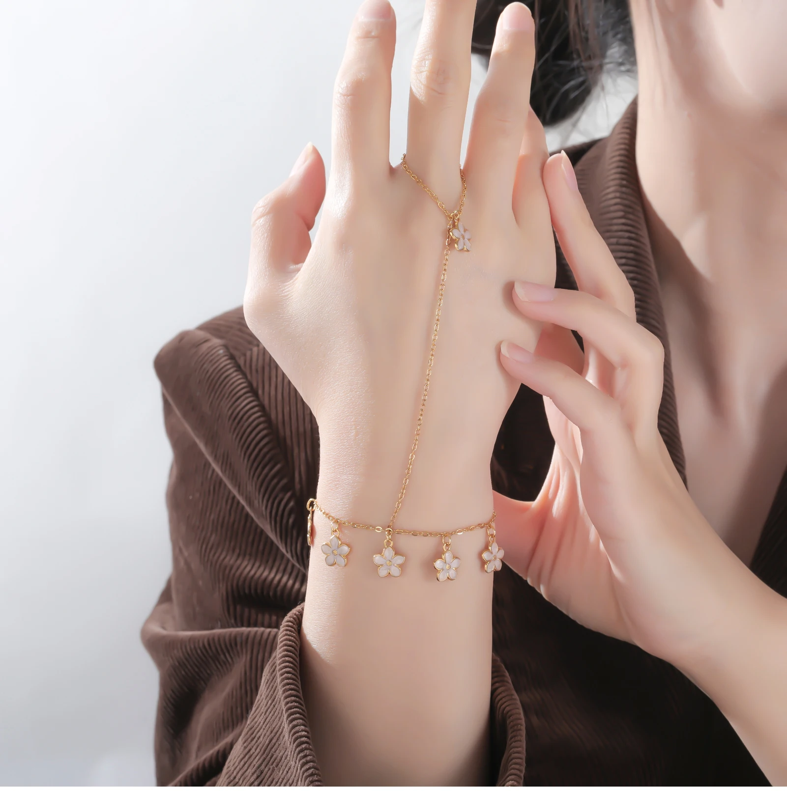 CoolTime Niedliche Armbänder aus Edelstahl mit rosa Blüten und Ring, zierliche Emaille-Sakura-Kette, verstellbar, Geschenk für Frauen – Detail 8
