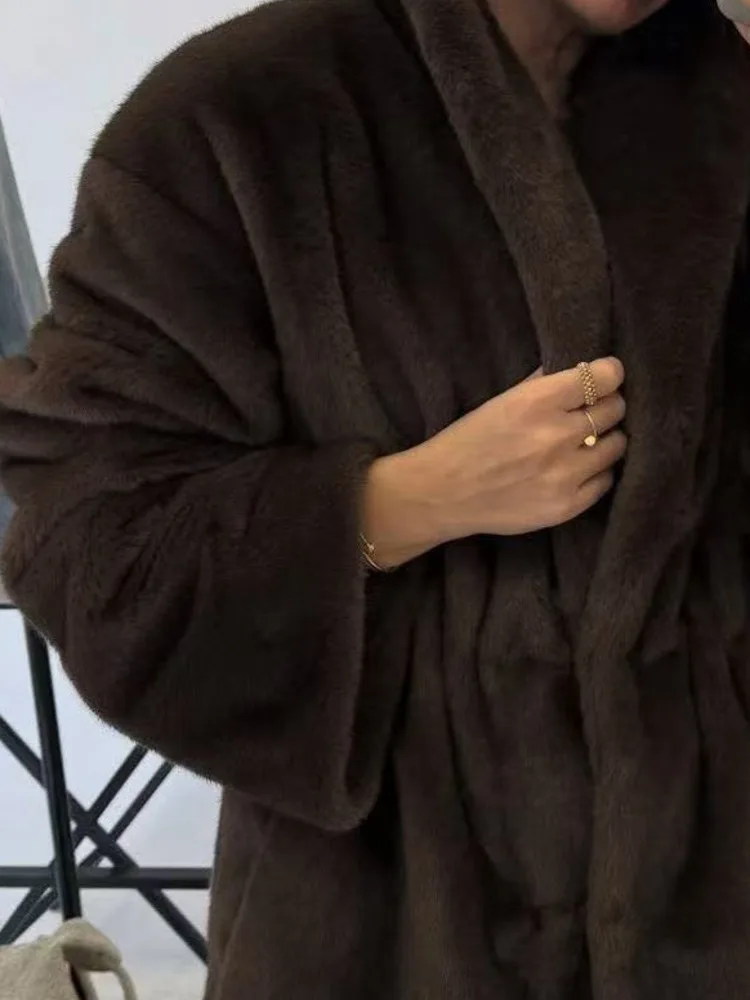 เสื้อโค้ทขนเฟอร์เทียมสไตล์เรียบง่ายสำหรับผู้หญิง DFDG คอลเลคชั่นฤดูใบไม้ร่วง-ฤดูหนาว ปี 2025 ปกตั้ง แจ็คเก็ตขนเทียมหนานุ่ม ดีไซน์เนอร์แบรนด์ดัง เสื้อคลุมกันหนาว