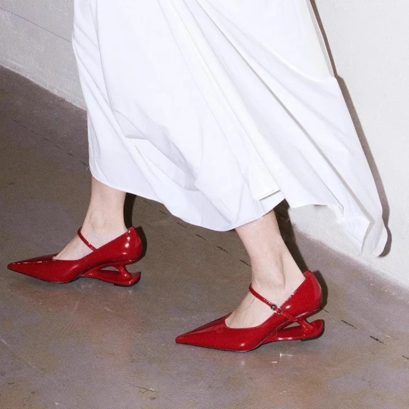 

High-quality, Stylish, Versatile, Comfortable, Anti-slip and Breathable Women's Shoes with Irregular Shapes and Pointed Buckles