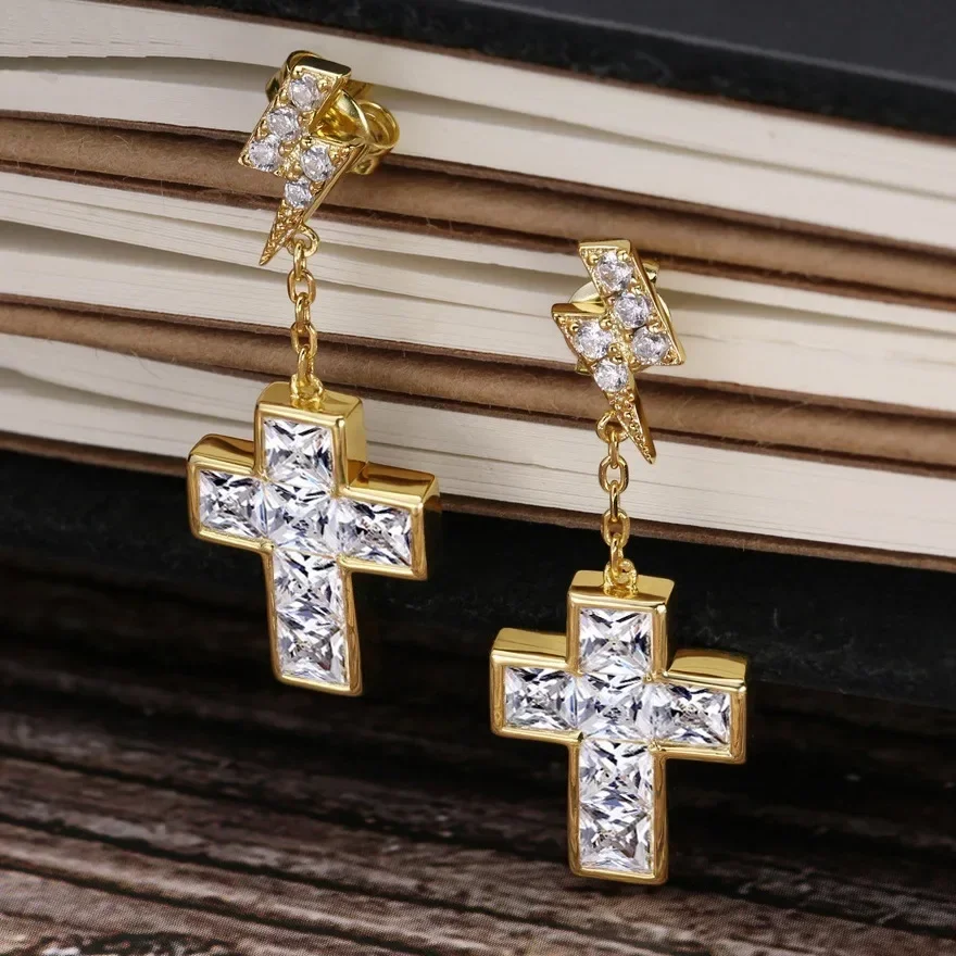 2024 nuove donne Hip Hop orecchini in acciaio inossidabile con zirconi Lightning Cross Sparkling Lady Light Luxury Ear Studs Jewelry Girl Gifts