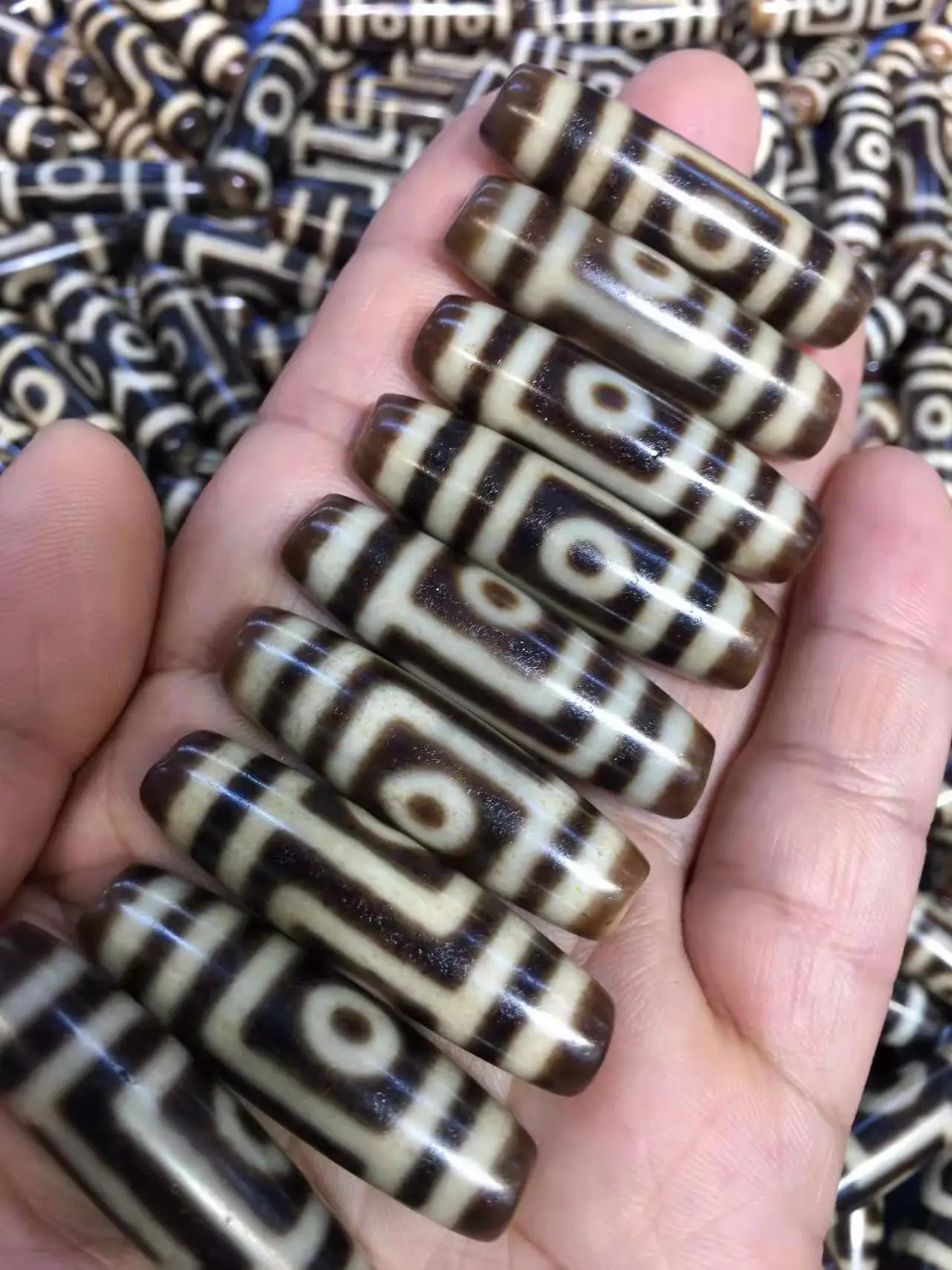 

Any 1Pcs 40mm Natural Agate Dzi Beads Yellow Two Three Four Eyes Super Long Pulp Weathered Horseshoe Pattern Grease Gloss