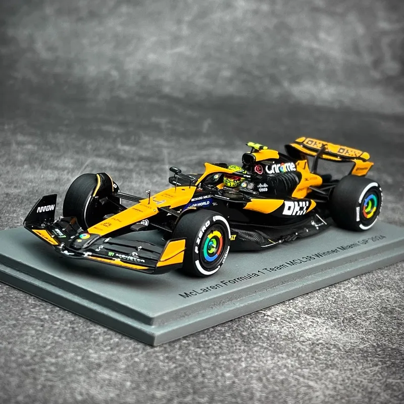 متوفر: سيارة 1:43 F1 MCL38 2024 رقم باهرين. 4 نموذج سيارة من خليط معدني مصبوب من نوريس، لعبة هدية للأولاد، عنصر زخرفي للبالغين.
