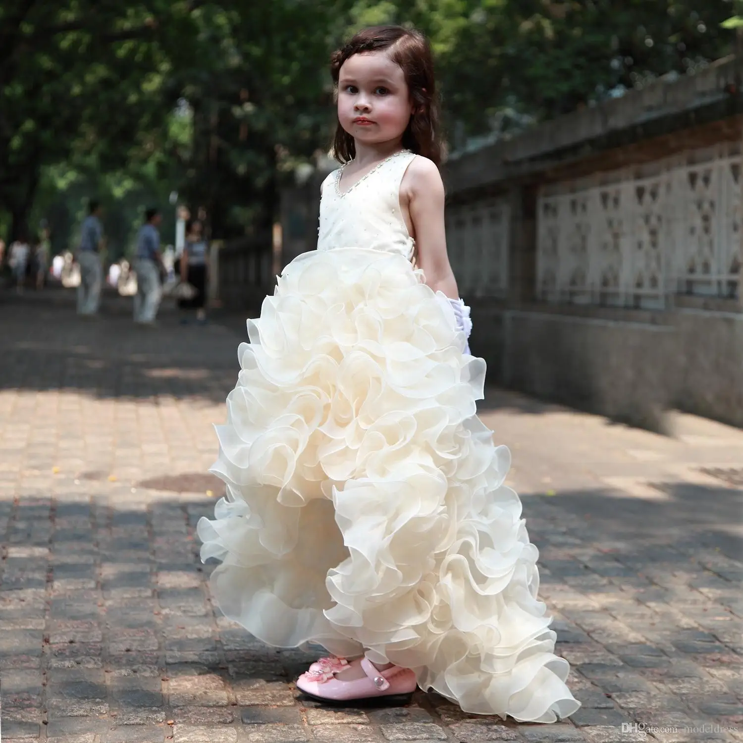 Customized New Arrivals Flower Girls Long Sleeves Ball Gowns with Beading Sash Elegant Wedding Girls Holy Communion Dresses