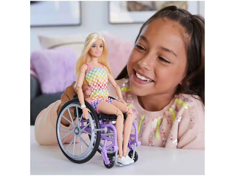 دمية باربي الموضة مع كرسي متحرك