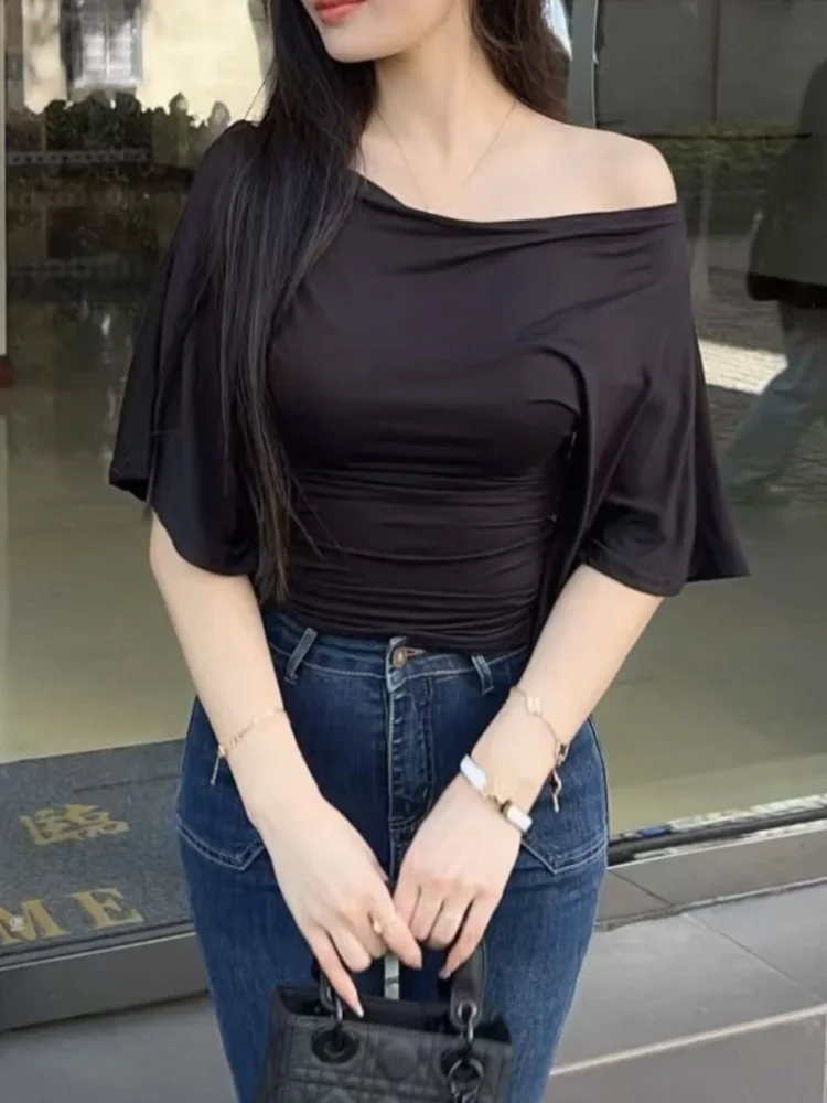 Damen-Top für den Sommer mit Schulterfrei-Ausschnitt und Trompetenärmeln, Schlankes T-Shirt, Elegantes Plissiertes Einfarbiges Pullover-Shirt – Detail 1