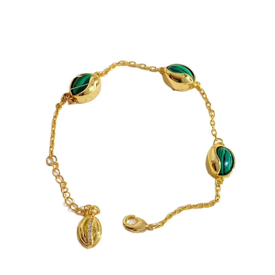 

Light luxury temperament design bracelet Compact and exquisite retro fashion retro court style coffee beans oval emerald peacock